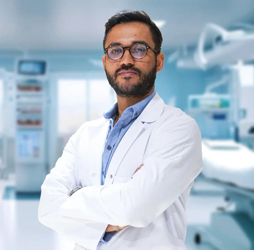 Dr. Esat Tevfik Çetin, cirujano plástico