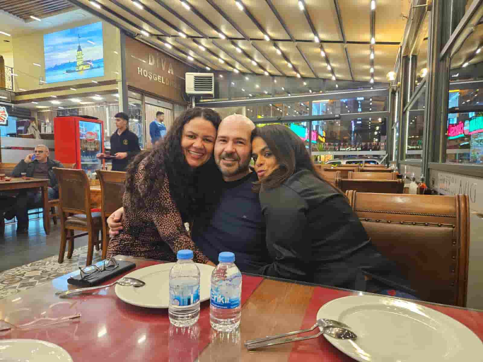 Loua compartiendo un momento cercano con clientes tras el proceso