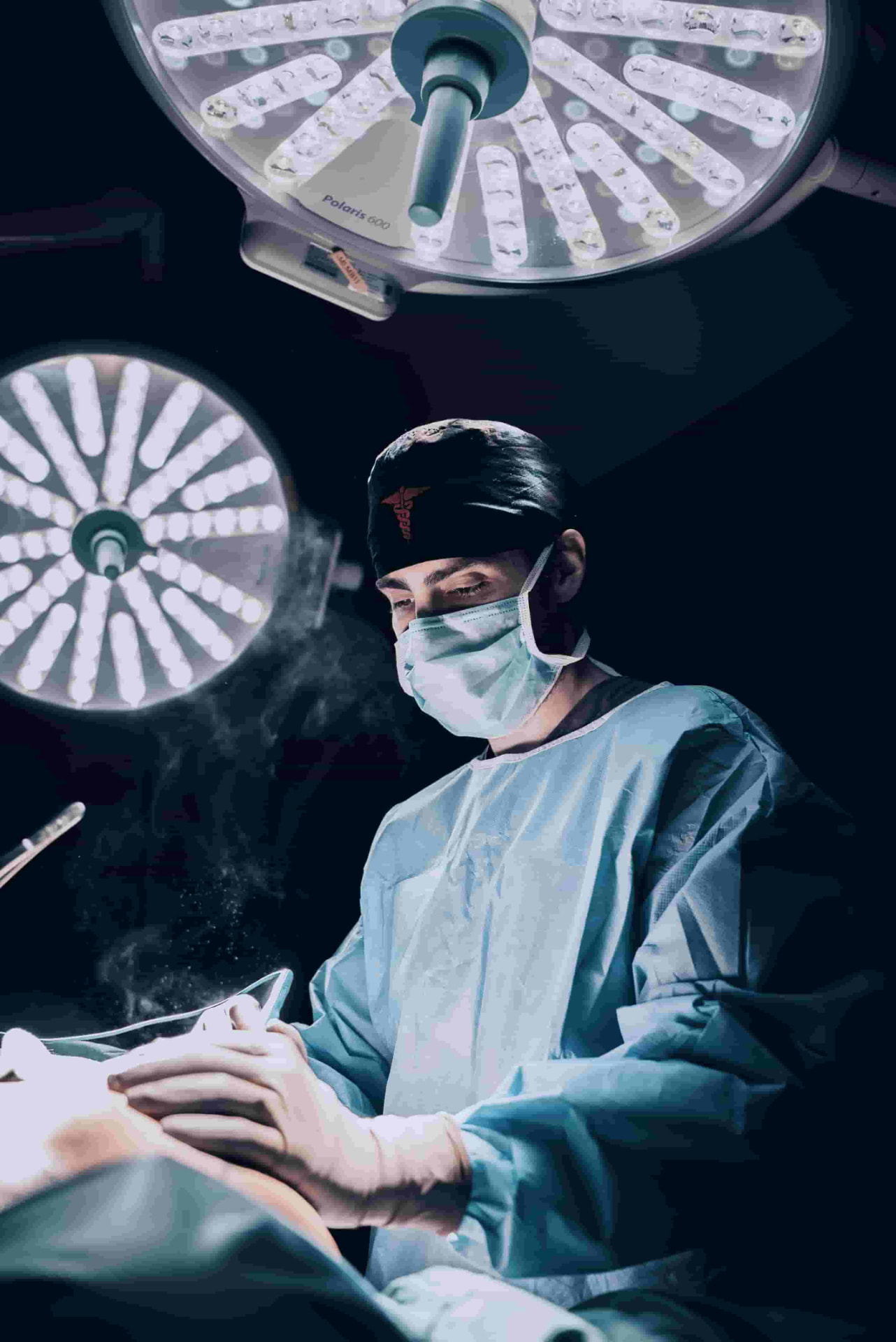 Dr. Ayberk Akcay operando en quirófano