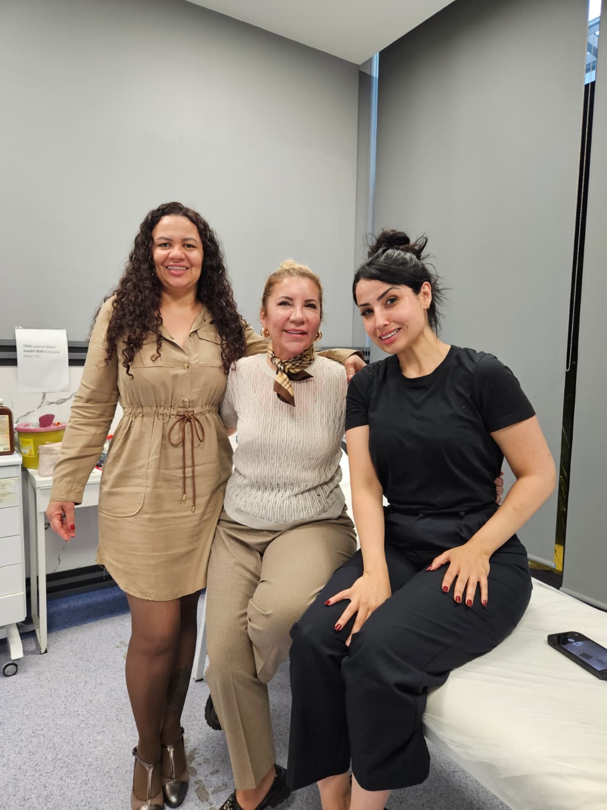 Loua junto a una clienta y el equipo médico en la clínica en Turquía