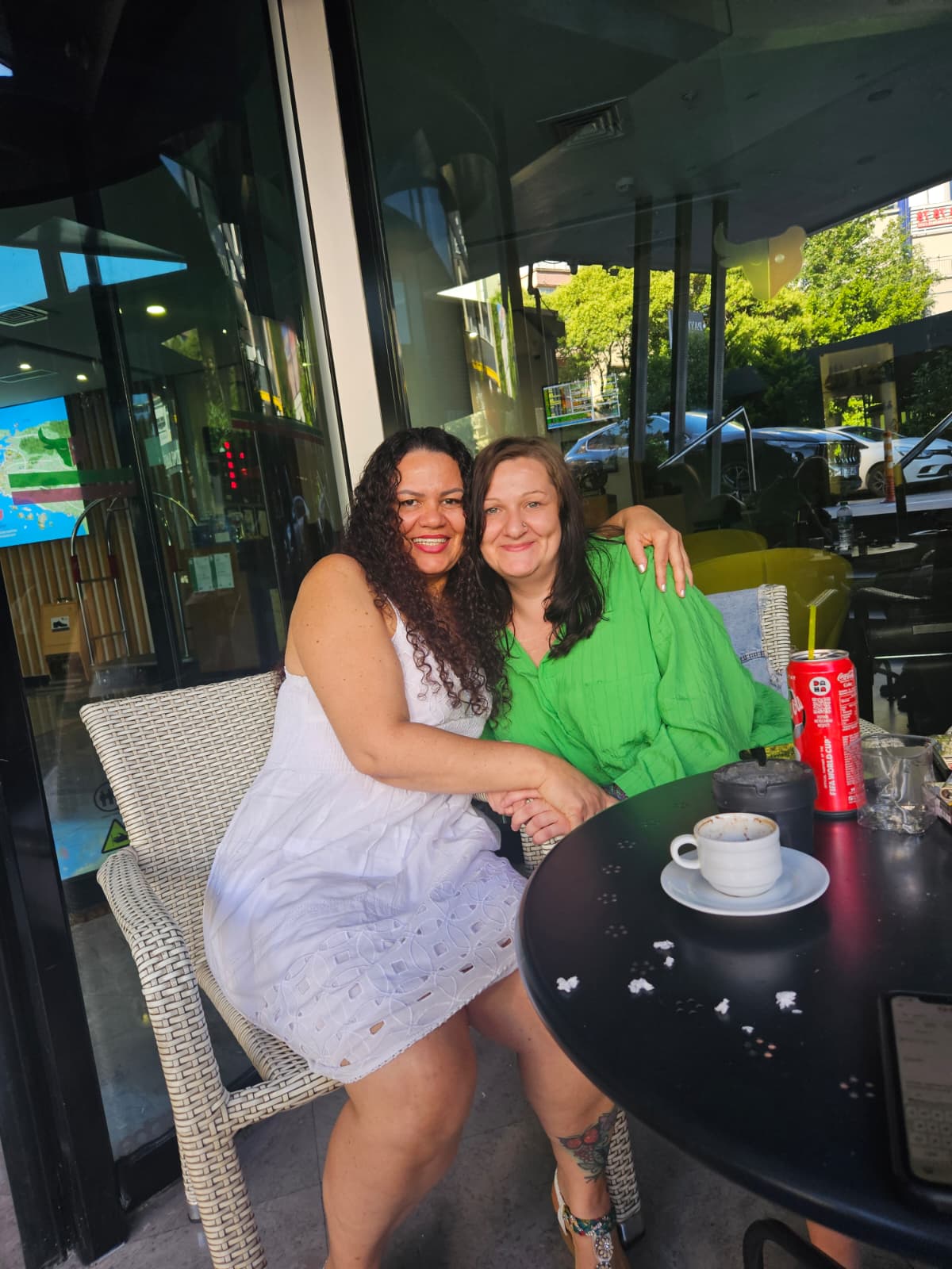 Loua y una clienta conversando con confianza antes del viaje a Turquía